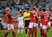 英雄联盟总决赛直播-丹麦球队教练组进行战术训练