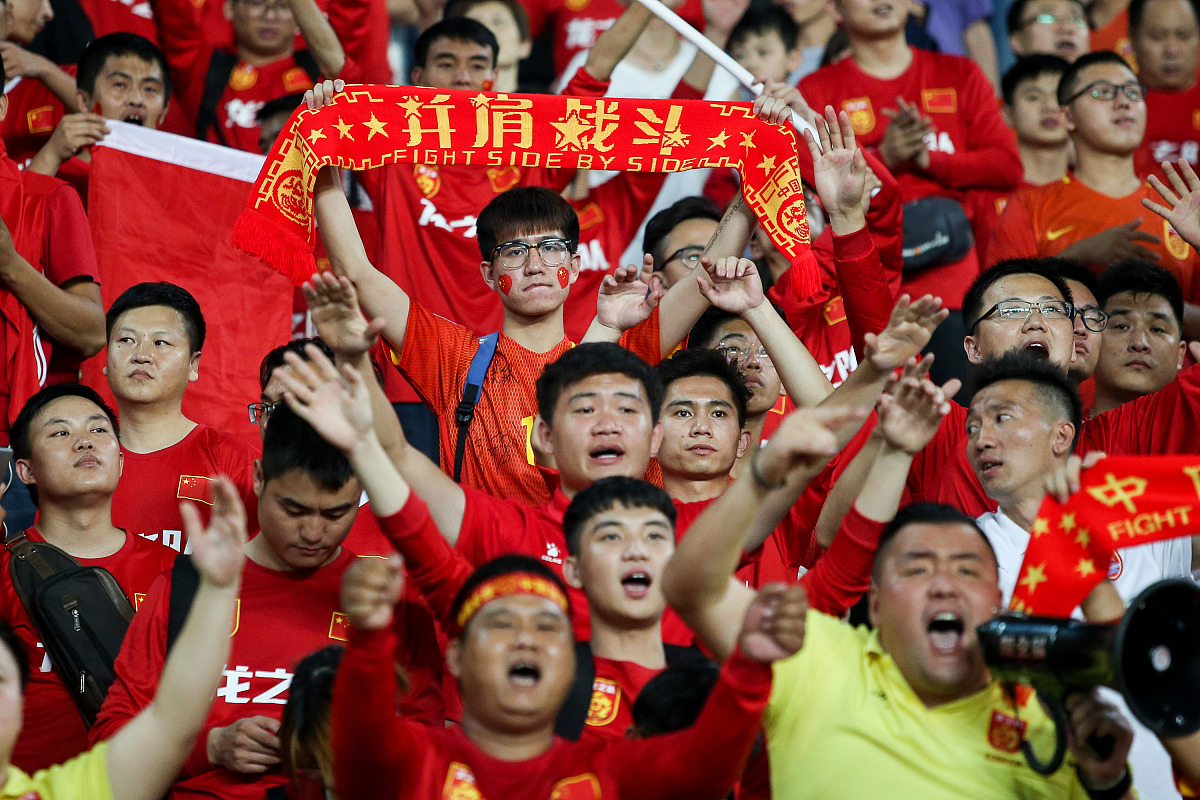 队员们在场上拼尽全力为胜利努力 队员们在场上拼尽全力为胜利努力