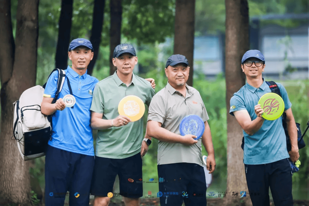 双方在比赛中使出浑身解数争夺胜利 双方在比赛中使出浑身解数争夺胜利