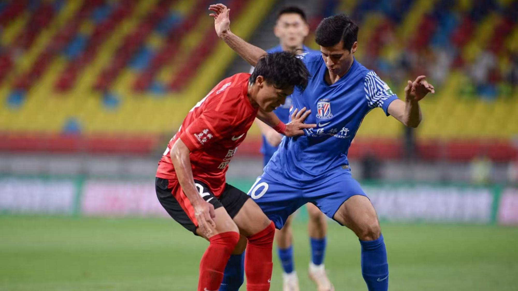 双方在比赛中使出浑身解数争夺胜利 双方在比赛中使出浑身解数争夺胜利