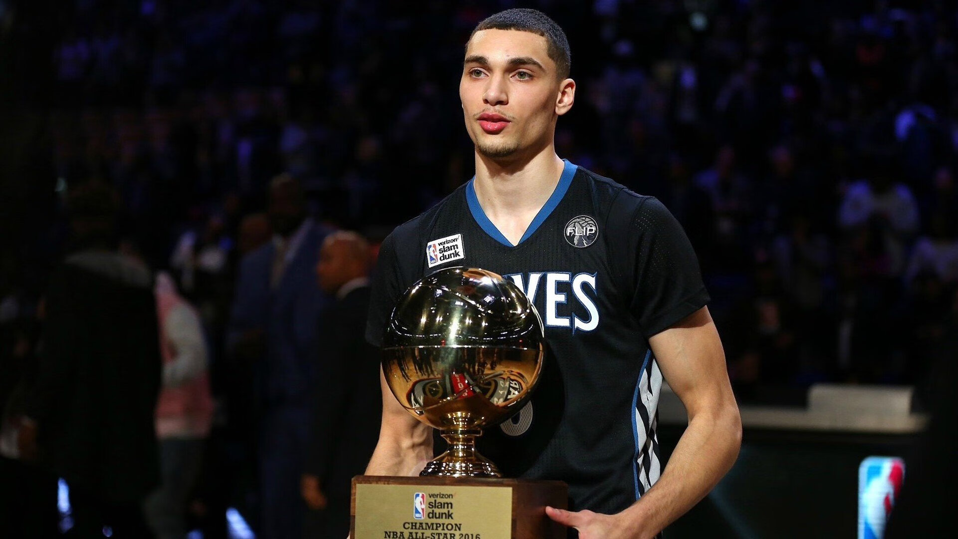 轰鸣赛道与寂静球场，小贾伦的弯道超车之夜