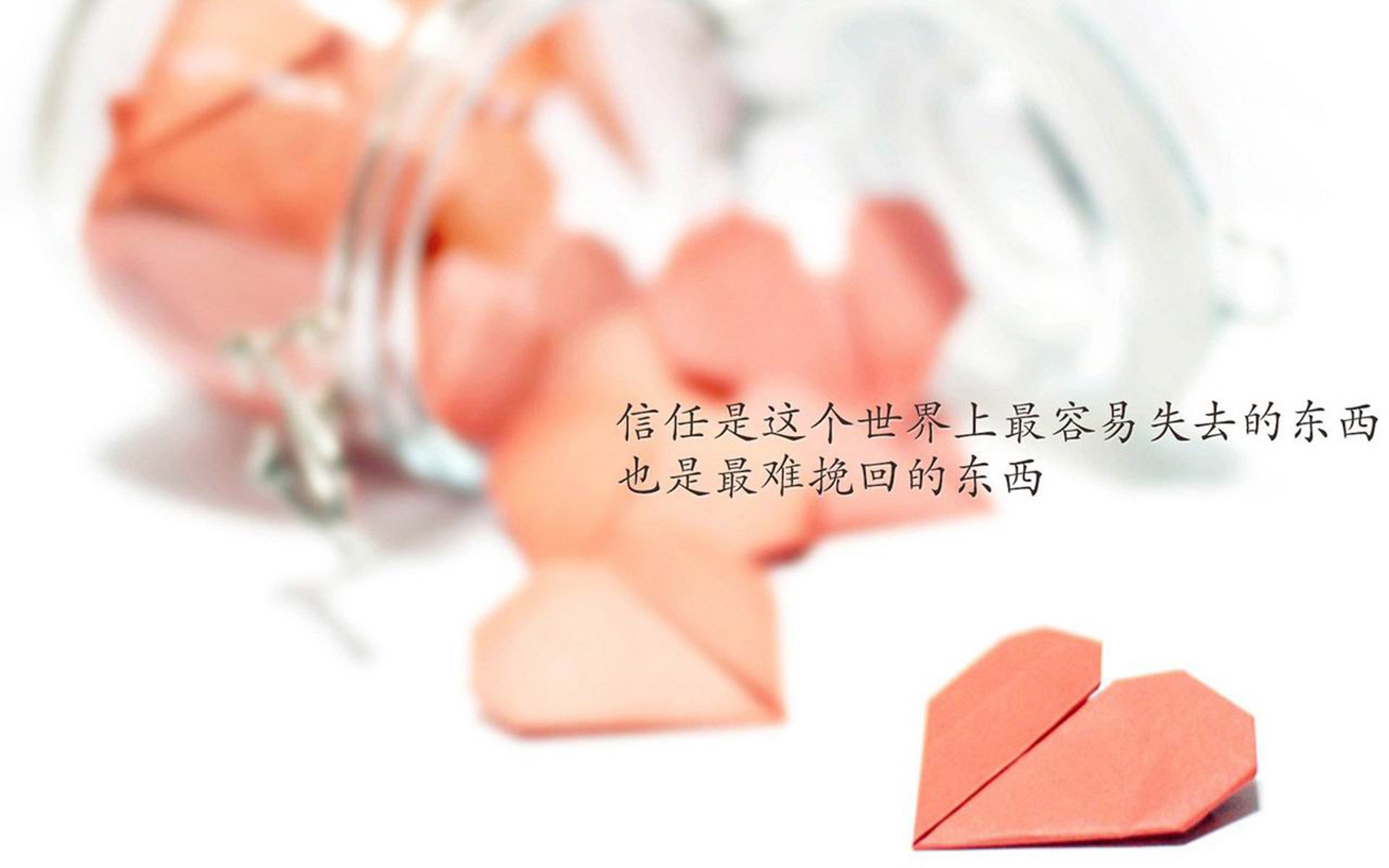 1.那一夜,博格达的蓝与黄 以博格达(罗马尼亚著名山脉、也指代其民族精神)与哥伦比亚国旗的蓝、黄、红做意象碰撞,风格偏文学抒情